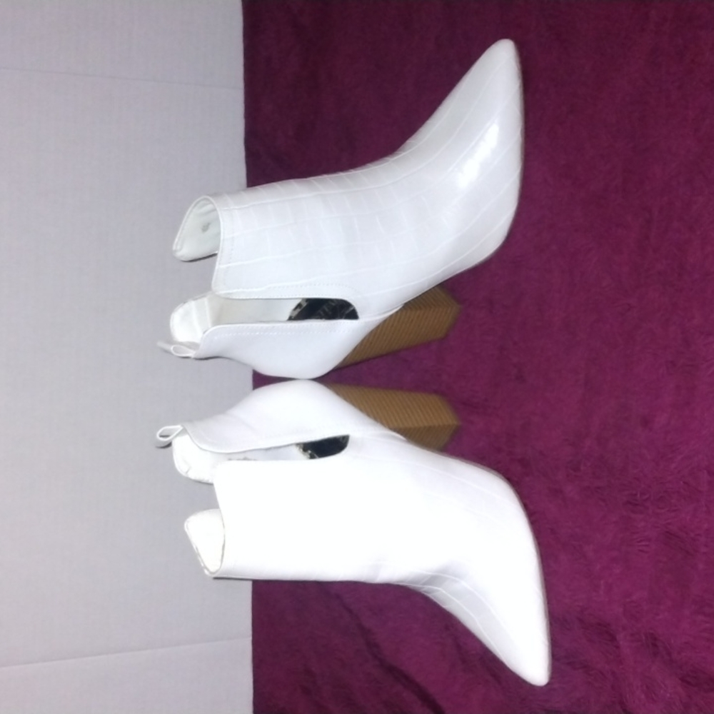 Women White Ankle bootie JustFab Old Town Cut Out Heeled Bootie